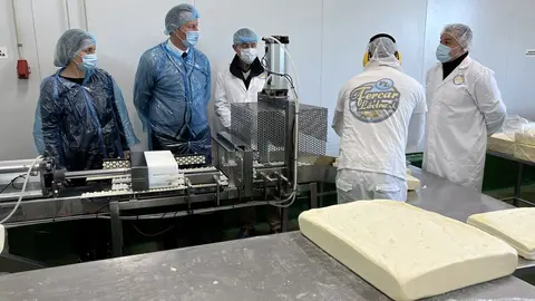 10:00 horas. Ongayo, Suances. El consejero de Desarrollo Rural, Ganader&iacute;a, Pesca, Alimentaci&oacute;n y Medio Ambiente, Guillermo Blanco, visita las instalaciones de la queser&iacute;a Fecar L&aacute;ctea.