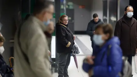 Varias personas viajan en transportes p&uacute;blico el primer d&iacute;a que no es obligatorio la mascarilla en el interior y dejan de ser obligatorias de hoy a 8 de enero de 2023 en M&aacute;laga, Andaluc&iacute;a.//&Aacute;lex Zea. 