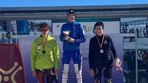 5&ordf; Foto 1 Dimas en lo alto del podium en Alto Campoo 28 Fe rero 2023