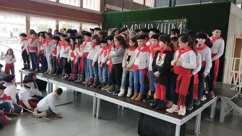4&ordf; Foto Niños cantando las Marzas en el Impluvium 28 Febrero 2023
