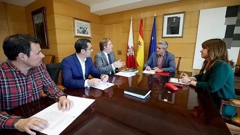 El vicepresidente y consejero de Universidades, Igualdad, Cultura y Deporte, Pablo Zuloaga, se re&uacute;ne con representantes de FEMP.
Cobertura de nota y foto

13 MAR 23
