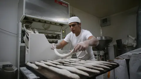 Lugo. La patronal panadera realiza paros durante la jornada en protesta por los elevados precios de los combustibles. En la imagen, un trabajador en el obrador de la Panaderia Migas, en la madrugada del viernes 28 de Octubre