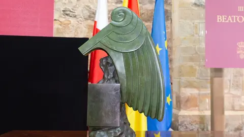 11:30 horas. Explanada de acceso al Monasterio de Santo Toribio de Li&eacute;bana. El presidente de Cantabria, Miguel &Aacute;ngel Revilla, acompa&ntilde;ado por los consejeros de Presidencia, Interior, Justicia y Acci&oacute;n Exterior, Paula Fern&aacute;ndez; de Educaci&oacute;n, Formaci&oacute;n Profesional y Turismo, Marina Lomb&oacute;; de Sanidad, Miguel Rodr&iacute;guez, y de Empleo y Pol&iacute;ticas Sociales, Ana Bel&eacute;n &Aacute;lvarez, preside el acto de entrega del Premio Beato de Li&eacute;bana del Entendimiento y la Convivencia para el a&ntilde;o 2020 al personal de los centros sanitarios y de los centros residenciales para personas mayores y con discapacidad de la Comunidad Aut&oacute;noma. 24 de septiembre de 2020 &copy; Ra&uacute;l Lucio - Don Manuel S&aacute;nchez Monje, Obispo de la Di&oacute;cesis de Santander - Vicky Gastelo - Camerata Coral de la Universidad de Cantabria - Escultora: Mercedes Rodr&iacute;guez Elvira