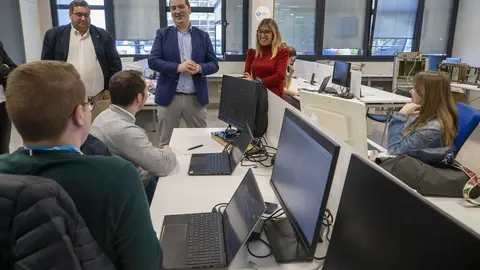 11:00 Horas. Empresa CIC Consulting Inform&aacute;tico. PCTCAN
La consejera de Empleo y Pol&iacute;ticas Sociales, Eugenia G&oacute;mez de Diego, visita las
instalaciones de la empresa que colabora con el programa &lsquo;Investigo&rsquo; para la
contrataci&oacute;n de j&oacute;venes investigadores. &copy; Miguel De la Parra 17 MARZO 2023 