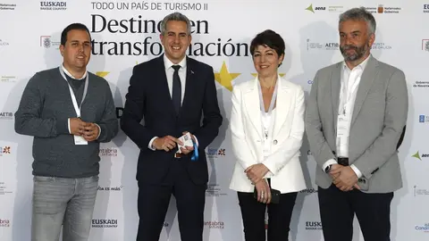 MADRID, 22/03/2023.- El vicepresidente de Cantabria, Pablo Zuloaga (2i), el director del Diario.es en Cantabria, Laro Garc&iacute;a (i), la directora general del Diario.es, Rosal&iacute;a Lloret (d), y el gerente del Diario.es en Cantabria, Andr&eacute;s Hermosa, posan durante la jornada "Todo un pa&iacute;s de turismo II. Destinos en transformaci&oacute;n", organizado por elDiario.es, este mi&eacute;rcoles en la sede del Colegio Oficial de Arquitectos de Madrid. EFE/ Mariscal
