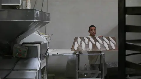 Lugo. La patronal panadera realiza paros durante la jornada en protesta por los elevados precios de los combustibles. En la imagen, un trabajador en el obrador de la Panaderia Migas, en la madrugada del viernes 28 de Octubre