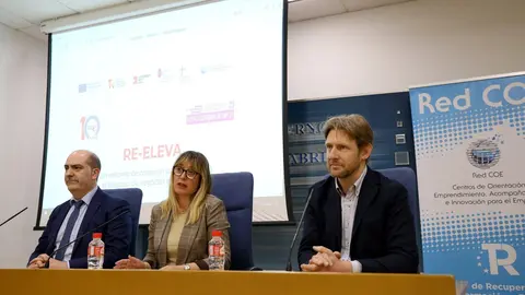 La consejera de Empleo y Pol&iacute;ticas Sociales, Eugenia G&oacute;mez de Diego, y el director del Servicio C&aacute;ntabro de Empleo, Jos&eacute; Manuel Callejo, presentan el nuevo programa RE-ELEVA, &lsquo;Un entorno de conexi&oacute;n para favorecer el traspaso de negocios en Cantabria&rsquo; acompa&ntilde;ados por Manuel Redondo, responsable del Centro Internacional Santander Emprendimiento (CISE).
27 mar 23
