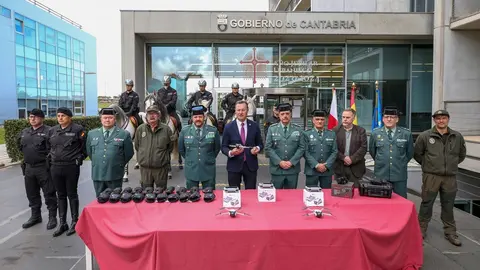 Pesca, Alimentaci&oacute;n y Medio Ambiente
El consejero de Desarrollo Rural, Ganader&iacute;a, Pesca, Alimentaci&oacute;n y Medio Ambiente, Guillermo Blanco, entrega a la Guardia Civil material para actuaciones medioambientales subvencionado por la Consejer&iacute;a.

23 mar 27