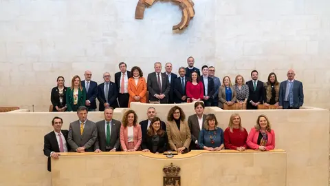 Foto de familia de todos los miembros del Parlamento de Cantabria, el ultimo d&iacute;a de la legislatura.