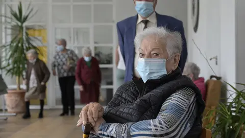 Carballo. A Coru&ntilde;a
Residencia de mayores de Carballo despu&eacute;s que la  Xunta ha decidido levantar todas las restricciones activadas en el &uacute;ltimo a&ntilde;o y medio en residencias de mayores y centros de d&iacute;a, por lo que los usuarios pueden volver a la vida normal, tanto individual como colectiva.

19/06/2021
Foto: M. Dylan / Europa Press