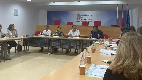 El consejero de Sanidad, Ra&uacute;l Pesquera, se re&uacute;ne con las sociedades m&eacute;dicas, de enfermer&iacute;a y matronas de atenci&oacute;n primaria 
(Foto: Oficina de Comunicaci&oacute;n) 2 ABRIL 2023 &copy; Oficina de comunicaci&oacute;n