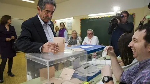 10:00Colegio Fernando de los R&iacute;os, El AstilleroEl presidente de Cantabria, Miguel &Aacute;ngel Revilla, deposita su voto para las Elecciones Generales.Nacho Romero &copy;20 dic 15