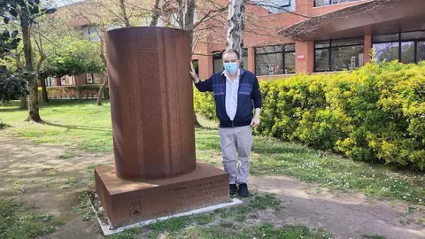 Foto Arturo Queimadelos saliendo de El Hospital de Sierrallana