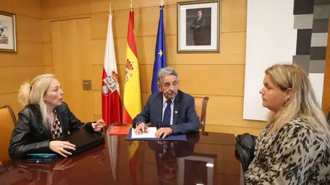El presidente de Cantabria, Miguel &Aacute;ngel Revilla, recibe a la Asociaci&oacute;n Dislexia Cantabria.
11 ABRIL 23