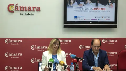 10.00 horas. Sala de prensa de la C&aacute;mara de Comercio de Cantabria.
La consejera de Empleo y Pol&iacute;ticas Sociales, Eugenia G&oacute;mez de Diego; el director del Servicio C&aacute;ntabro de Empleo, Jos&eacute; Manuel Callejo, y el presidente de la C&aacute;mara de Comercio, Modesto Pi&ntilde;eiro, presentan los puntos de asesoramiento integral de emprendedores y p&iacute;ldoras formativas.
31 de agosto de 2022
Fotograf&iacute;a: Silvia Bouzo