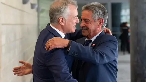 El Lehendakari Urkullu recibe al Presidente de Cantabia Miguel Angel Revilla a sullegada a la Comision Arco Atlanatico en San Sebastian 24/05/2022 - foto Unanue
