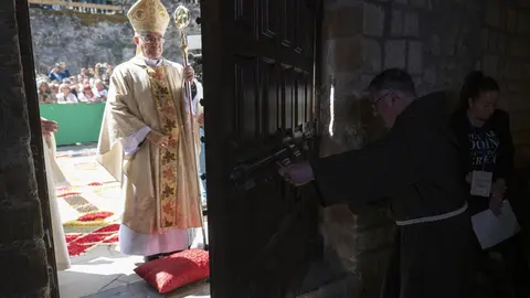 SANTO TORIBIO DE LI&Eacute;BANA (CANTABRIA), 16/04/2023.- El obispo de Santander, Manuel S&aacute;nchez Monge (i), tras la apertura de la Puerta del Perd&oacute;n de Santo Toribio de Li&eacute;bana, con los que se da paso al monasterio que acoge el Lignum Crucis y se inicia el A&ntilde;o Jubilar Lebaniego, este domingo. EFE/Pedro Puente Hoyos POOL
