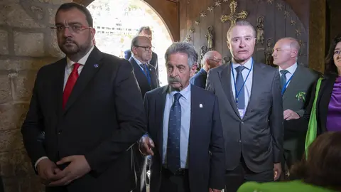 SANTO TORIBIO DE LI&Eacute;BANA (CANTABRIA), 16/04/2023.- Los presidentes de Cantabria, Miguel &Aacute;ngel Revilla (c), y de Asturias, Adrian Barb&oacute;n (i), durante la apertura de la Puerta del Perd&oacute;n de Santo Toribio de Li&eacute;bana, con los que se da paso al monasterio que acoge el Lignum Crucis y se inicia el A&ntilde;o Jubilar Lebaniego, este domingo. EFE/Pedro Puente Hoyos POOL
