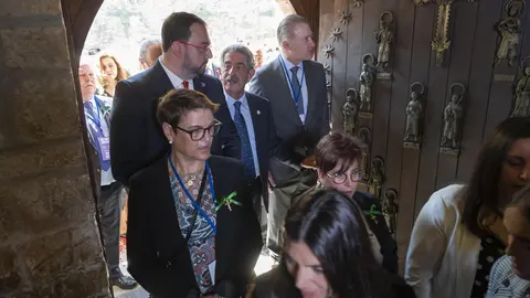 SANTO TORIBIO DE LI&Eacute;BANA (CANTABRIA), 16/04/2023.- Los presidentes de Cantabria, Miguel &Aacute;ngel Revilla (c), y de Asturias, Adrian Barb&oacute;n (i), traspasan la Puerta del Perd&oacute;n de Santo Toribio de Li&eacute;bana tras su apertura este domingo. EFE/Pedro Puente Hoyos POOL

