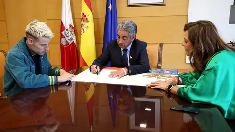 El presidente de Cantabria, Miguel &Aacute;ngel Revilla, recibe al atleta Adri&aacute;n Hinojosa. 
17 ABRIL 23