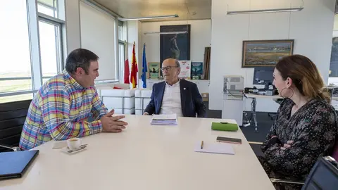 El consejero de Industria, Turismo, Innovaci&oacute;n, Transporte y Comercio, Javier L&oacute;pez Marcano, recibe al alcalde del ayuntamiento de Miera. 19 ABRIL 2023 &copy; Miguel De la Parra