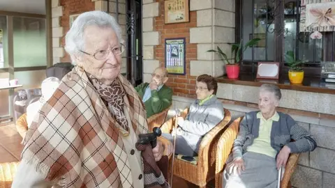 10:00 Residencia &lsquo;El Estanque&rsquo;, Villapresente, Reoc&iacute;n. El presidente de Cantabria, Miguel &Aacute;ngel Revilla, visita las instalaciones de este centro de mayores. 7 de octubre de 2016 &copy; Ra&uacute;l Lucio