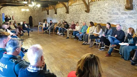 12:00 horas. Castillo de San Vicente en Arg&uuml;eso, Campoo de Suso. La consejera de Empleo y Pol&iacute;ticas Sociales, Eugenia G&oacute;mez de Diego, preside la reuni&oacute;n de la Mesa para la prevenci&oacute;n de la soledad no deseada en Campoo-Los Valles. 21 de abril de 2023 &copy; Ra&uacute;l Lucio