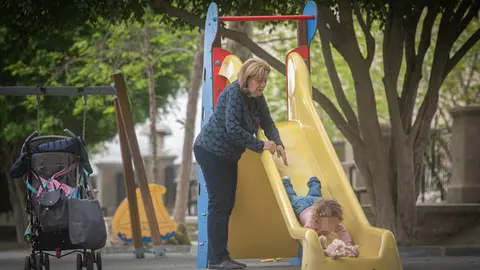 Una abuela juega con su nieta sin mascarillas en un parque infantil de Gibraltar.