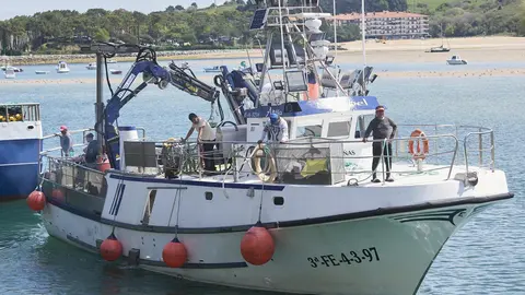EuropaPress_5147369_El_barco_gallego_del_que_un_pescador_cayo_al_mar_y