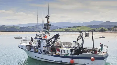EuropaPress_5147370_El_barco_gallego_del_que_un_pescador_cayo_al_mar_y