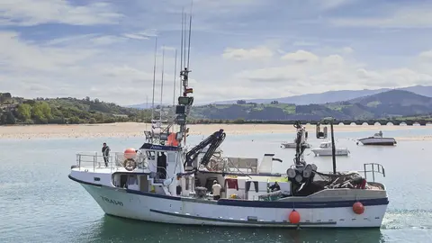 EuropaPress_5147371_El_barco_gallego_del_que_un_pescador_cayo_al_mar_y