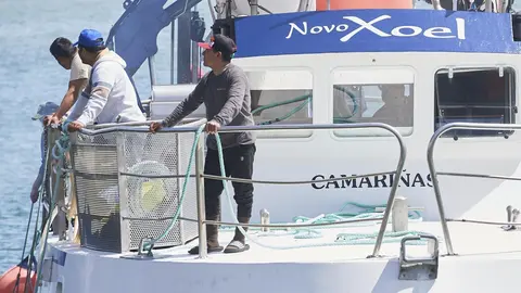 EuropaPress_5147373_Varias_personas_en_el_barco_gallego_del_que_un_pes