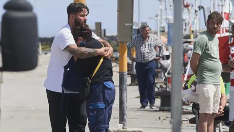 EuropaPress_5147382_Dos_familiares_del_pescador_desaparecido_tras_caer