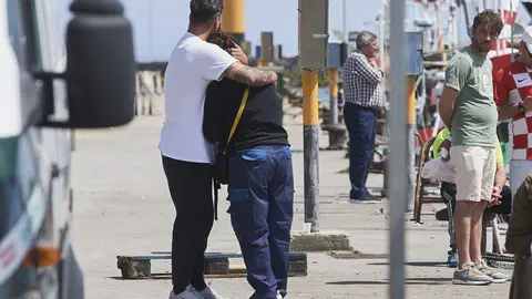 EuropaPress_5147383_Dos_familiares_del_pescador_desaparecido_tras_caer