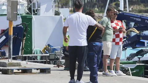 EuropaPress_5147384_Dos_familiares_del_pescador_desaparecido_tras_caer