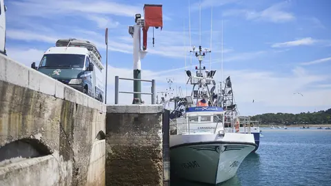 EuropaPress_5147389_El_barco_gallego_del_que_un_pescador_cayo_al_mar_y