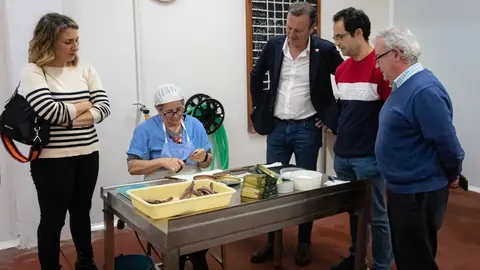 12:30 horas. Conservas Juanjo. Pol&iacute;gono Industrial Las Marismas. Avenida de Lons nave 1.  Santo&ntilde;a
El consejero de Desarrollo Rural, Ganader&iacute;a, Pesca, Alimentaci&oacute;n y Medio Ambiente, Guillermo Blanco, visita esta empresa. &copy; R.I. Rafi