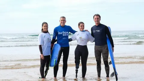 16:00 horas. Centro de Surf de la playa de Somo. El vicepresidente y consejero de Universidades, Igualdad, Cultura y Deporte, Pablo Zuloaga, participa en una sesi&oacute;n de surf adaptado dentro de la Cumbre Internacional de Surf Adaptado Inclusea. 27 de abril de 2023 &copy; Ra&uacute;l Lucio