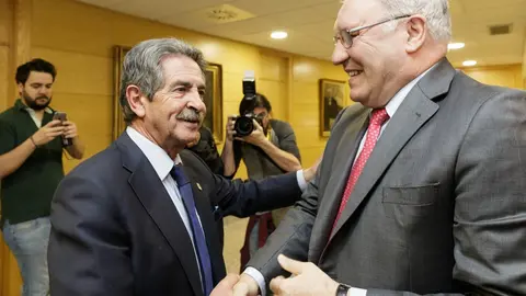 12:15 Gobierno de Cantabria. El presidente de Cantabria, Miguel &Aacute;ngel Revilla, recibe a representantes de la empresa Gerdau. 24 de mayo de 2016 &copy; Ra&uacute;l Lucio