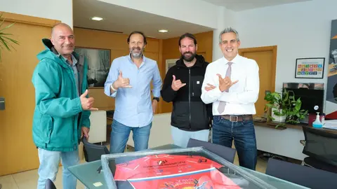 13:00 horas. Gobierno de Cantabria. El vicepresidente y consejero de Universidades, Igualdad, Cultura y Deporte, Pablo Zuloaga, recibe a los organizadores de la Vaca Gigante. 11 de mayo de 2023 &copy; Ra&uacute;l Lucio