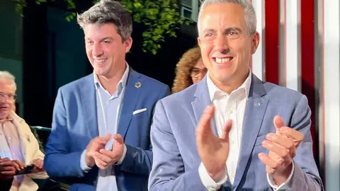 230511 PEGADA CARTELES 1