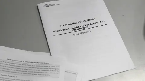 Ehjemplares de la prueba piloto de la nueva EBAU del Ministerio de Educaci&oacute;n y Formaci&oacute;n Profesional en el IES Calder&oacute;n de la Barca. En Oviedo (Asturias), a 28/10/2022 (&copy; Jorge Peteiro / Europa Press)