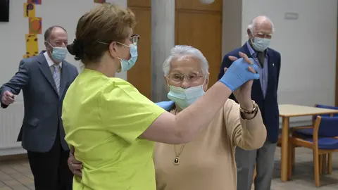 Carballo. A Coru&ntilde;a
Residencia de mayores de Carballo despu&eacute;s que la  Xunta ha decidido levantar todas las restricciones activadas en el &uacute;ltimo a&ntilde;o y medio en residencias de mayores y centros de d&iacute;a, por lo que los usuarios pueden volver a la vida normal, tanto individual como colectiva.

19/06/2021
Foto: M. Dylan / Europa Press