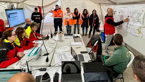 10:00 horas. Puesto de mando avanzado. Pabell&oacute;n de Arredondo. La consejera de Presidencia, Interior, Justicia y Acci&oacute;n Exterior, Paula Fern&aacute;ndez, asiste al ejercicio de rescate en una cueva del As&oacute;n.