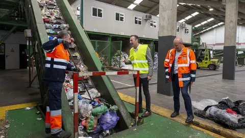 11:00 horas. Bo El Mazo, Sierrapando, Torrelavega
El consejero de Desarrollo Rural, Ganader&iacute;a, Pesca, Alimentaci&oacute;n y Medio Ambiente, Guillermo Blanco, acompa&ntilde;ado del alcalde de Torrelavega, Javier L&oacute;pez Estrada, visita el Centro de Recuperaci&oacute;n y Reciclaje de El Mazo. 16 MAYO 2023 &copy; Miguel De la Parra