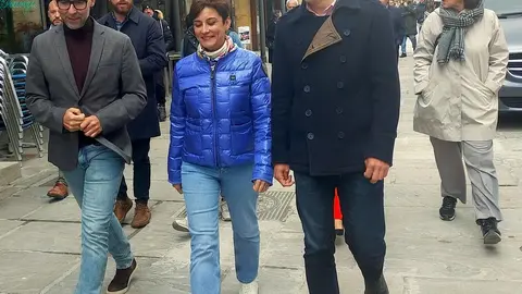La ministra Isabel Rodr&iacute;guez paseando por las calles de Reinosa