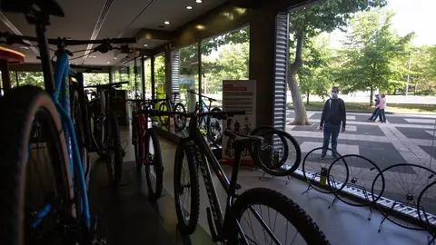 Venta y uso de bicicletas y patinetes el&eacute;ctricos, auge transporte sostenible en las ciudades. Fotograf&iacute;as en Vitoria-Gasteiz