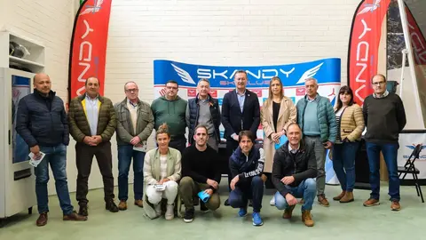 10:00 horas. Centro deportivo DIMAS SK&Iacute; INDOOR (Pol&iacute;gono Industrial Izarilla - NAVE 5) Matamorosa - Campoo de Enmedio. El consejero de Desarrollo Rural, Ganader&iacute;a, Pesca, Alimentaci&oacute;n y Medio Ambiente, Guillermo Blanco, asiste a la firma de contratos LEADER gestionados por el Grupo de Acci&oacute;n Local (GAL) Campoo Los Valles. 24 de mayo de 2023 &copy; Ra&uacute;l Lucio