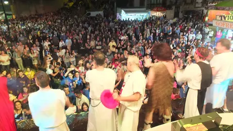 La actuaci&oacute;n llen&oacute; la plaza de Requejo de un p&uacute;blico entregado a los valencianos