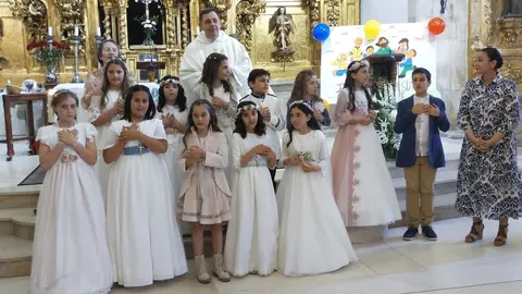 Doce ni&ntilde;os reciben en Reinosa su primera comuni&oacute;n